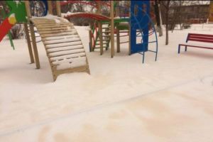 ATENȚIONARE de la medici pentru TOȚI românii! Zăpada PORTOCALIE este PERICULOASĂ pentru oameni. EVITAȚI să o ATINGEȚI