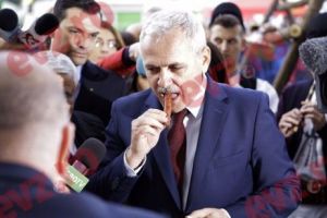 PSD pregăteşte un ospăţ naţional! Liviu Dragnea a depus o lege pentru Ziua Naţională a Vinului şi a Gastronomiei 