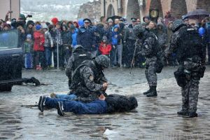 La mulţi ani, Poliţia Bihor! Copiii s-au înghesuit să-i vadă pe mascaţi, o poliţistă le-a suflat bărbaţilor premiul “Poliţistul anului” (FOTO)