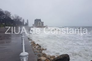 Imagini LIVE. Valuri involburate lovesc faleza Cazinoului din Constanta (galerie foto)    
