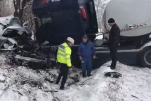 Accident rutier grav in judetul Iasi. Un autoturism si o cisterna care transporta kerosen, implicate 