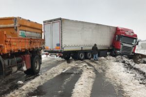 Trafic ingreunat pe DN 3 dupa ce un TIR a derapat (galerie foto) 