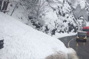 UPDATE VIDEO FOTO – Miniavalanşă pe Valea Oltului. Sensul Sibiu – Rm. Vâlcea BLOCAT temporar
