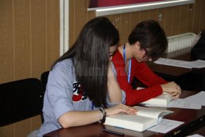 13 elevi suceveni merg la Olimpiada de Limba ucraineană maternă