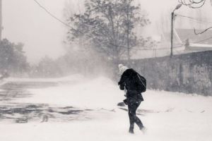 Meteorologii au revizuit codurile galben şi portocaliu de ninsori şi viscol