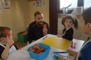”Nepot pentru o zi”: Voluntarii Rotakids Club Alba Iulia vor găti sâmbătă, împreună cu chef Toma, pentru vârstnicii de la Asezământul ”Sf. Andrei” din Bărăbanţ