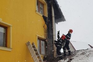 FOTO – Casă în flăcări la Răşinari. Intervin pompierii