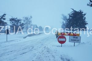 Vremea rea pune in continuare probleme. Autostrada Soarelui este inchisa de la Bucuresti pana la Drajna. Zeci de trenuri au fost anulate