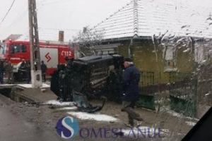 Accident între clujeni, la Reteag. O femeie, fiica sa şi socrul au ajuns la spital VIDEO