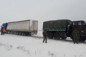 Militarii Fortelor Terestre au intervenit pentru tractarea unui tir blocat in zapada. Unde au actionat militarii (galerie foto)  