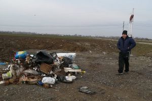FOTO. Cetăţean pus la punct de un primar din judeţ. Și-a depozitat gunoiul în mijlocul drumului
