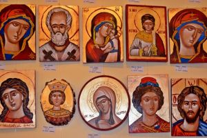 Icoane pe sticla si bizantine, pictate de elevi, in expozitie la Catedrala Mitropolitana din Timisoara