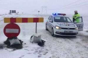 România, BLOCATĂ de nămeţi. Doi TURIȘTI au rămas ÎNZĂPEZIȚI pe drum, în Sinaia