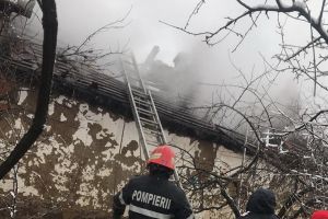 Incendiu la Salonta: Acoperişul unei clădiri a luat foc (FOTO)