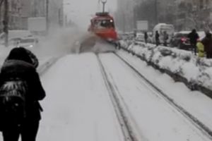 Incredibil. Un angajat RATB a ingropat in zapada oamenii care asteptau in statia de tramvai