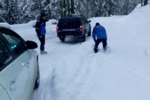 Turişti blocaţi în zăpadă la Sinaia, pe drumul spre Cota 1400