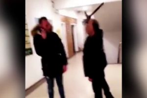 Scandal la Spitalul din Campina. Paznic, filmat în timp ce loveşte un vizitator