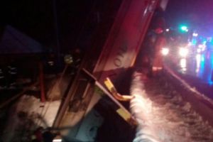 Camion încărcat cu motorină a ieşit în decor