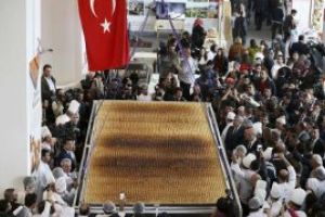 O baclava gigant, demna de Cartea Recordurilor, preparata de un grup de cofetari din Turcia