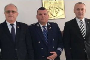 Deputaţii PSD Eugen Neata şi Vasile Cocos, alături de inspectorul şef al Poliţiei Vâlcea, Cosmin Iana . Sărbătorirea a 196 de ani de la înfiinţarea Poliţiei Române