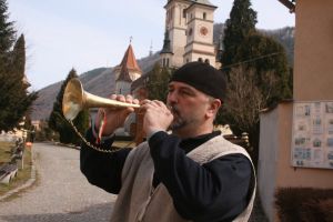 Surlaşul junilor din Şchei anunţă duminică Bunavestire