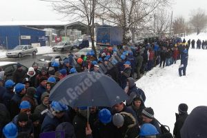 Grevă de avertisment la ASO CROMSTEEL! Oamenii vor salarii mai mari şi acuză boli profesionale din cauza cromului şi mercurului