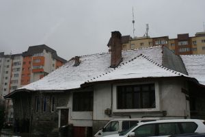 Vechiul han al Bistriţei, scos la vânzare. Câţi bani vrea proprietarul pe el