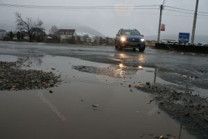 Pe unele străzi din Bistriţa, mai rău ca pe arătură. Reparaţiile de mântuială nu au ţinut