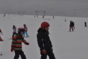 Iarna atacă în forţă! Iubitorii sporturilor de iarnă se reîntâlnesc pe Muntele Semenic şi Muntele Mic pentru a profita de ultimele şanse