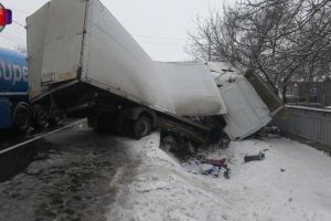 Accidente în lanţ pe şosele, odată cu ninsoarea. ...