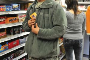 A încercat să sustragă, folosindu-se de violenţă, bunuri dintr-un magazin. Tânăr, din Alba Iulia, reţinut de poliţişti