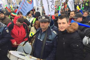 FOTO/VIDEO. 50 de poliţişti din Satu Mare protestează la Bucureşti! S-au săturat