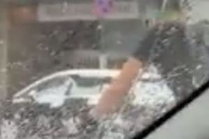 Biciclistul care SFIDEAZĂ codul portocaliu de NINSOARE. Cum a fost FILMAT bărbatul prin TROIENELE din Bucureşti. Imaginile s-au VIRALIZAT - VIDEO 