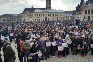 Peste 2.000 de participanţi la mitingul pentru familia tradiţională din Piaţa Unirii (FOTO / VIDEO)