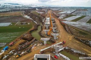 FOTO/VIDEO: Autostrada Sebeş-Turda, lotul 1 – Primele grinzi montate la podul peste râul Ampoi. La nodul rutier Alba Iulia Nord au apărut primele structuri