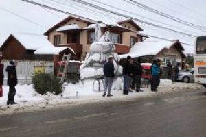 Iepuras de zapada inalt de 2,5 metri, ridicat de mai multi adolescenti din Prahova (VIDEO)