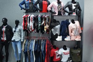 Haine, încălţăminte şi accesorii contrafăcute, confiscate de poliţiştii de frontieră