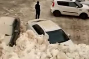 AVALANȘĂ DEVASTATOARE! Zeci de maşini ÎNGROPATE SUB ZĂPADĂ. IMAGINI APOCALIPTICE - VIDEO