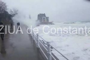 Valuri spectaculoase, azi, la Cazinoul din Constanta. Spre deliciul celor prezenti treceau peste balustrada