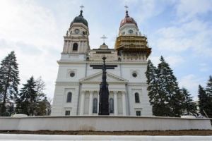 Buna Vestire. IPS Teodosie slujeste, azi, alaturi de PF Daniel si alti ierarhi din Sfantul Sinod. Unde slujesc ierarhii din sud-estul Romaniei