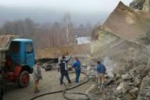 Căderi MASIVE de stânci, pe Valea Oltului. Circulaţia rutieră se face alternativ