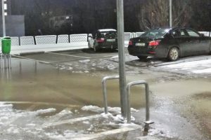 Sub apă! Parcarea supraetajată de la Spitalul Municipal din Oradea s-a transformat în patinoar (FOTO)