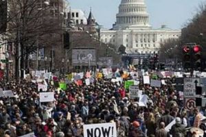  Peste UN MILION de oameni demonstrează în Satele Unite împotriva armelor de foc: Ori reprezentaţi populaţia, ori plecaţi
