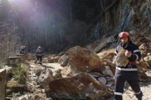 Trafic îngreunat pe DN7, din cauza căderilor de pietre de pe versant