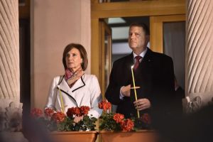 VIDEO – Preşedintele Iohannis la slujba de Florii în biserica din Piaţa Mare