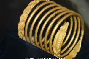 Persoane acuzate că au furat brăţări dacice, condamnate în primă instanţă, au scăpat de închisoare după ce faptele s-au prescris, la Curtea de Apel Alba Iulia