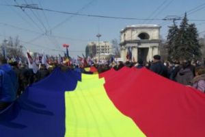 Chişinăul, luat cu ASALT. Zeci de MII de oameni cer UNIREA României cu Republica Moldova. A fost stopat un MĂCEL