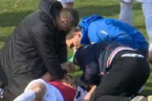 TRAGEDIE în fotbal! A MURIT după ce a fost LOVIT de mingea de un adversar