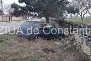 Imagini de la eveniment:Accident rutier in Techirghiol, judetul Constanta. Un autoturism a intrat intr-un copac 