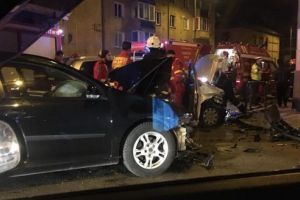 De puţină vreme, două autoturisme s-au ciocnit pe Ștefan cel Mare